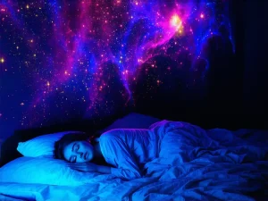 mujer durmiendo placidamente soñando univeso